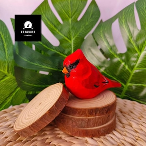 Handgefertigter roter Kardinalvogel aus Holz, handgefertigte Miniaturskulptur, perfekte Wohnkultur, detailliertes Kardinalkunststück, Sammlerstück, handgefertigter Akzent