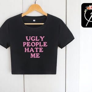 Top curto com estampa de letras | Camiseta de manga curta | Blusa com estampa engraçada e humorística | Moda verão | Roupa confortável e descontraída para atividades ao ar livre