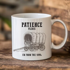 Geduld, bitte, ich bin aus den 1900er Jahren, rustikale Tasse, Mitarbeiter Geschenk, lustiges Geschenk, Geschenk für ihn, Geschenk für sie, lustiger Humor, Geburtstagsgeschenk