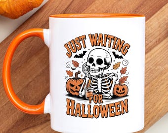 Caneca de esqueleto "Just Waiting for Halloween", caneca engraçada de abóbora assustadora para os amantes do Halloween, caneca de abóbora esqueleto, caneca retrô de Halloween