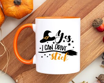 Ja, ik kan rijden Stick Witchy-mok | Cadeau autoliefhebber Halloween | Koffiekopje grappige monteur | Aanwezig Spooky Auto Lover