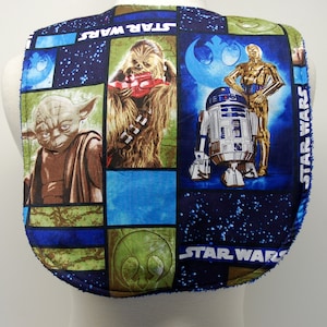 以下が含まれることがあります： ヨーダ、チューバッカ、R2-D2、C-3PO、反乱同盟軍のシンボルが描かれた青と緑のスターウォーズをテーマにしたスタイです。