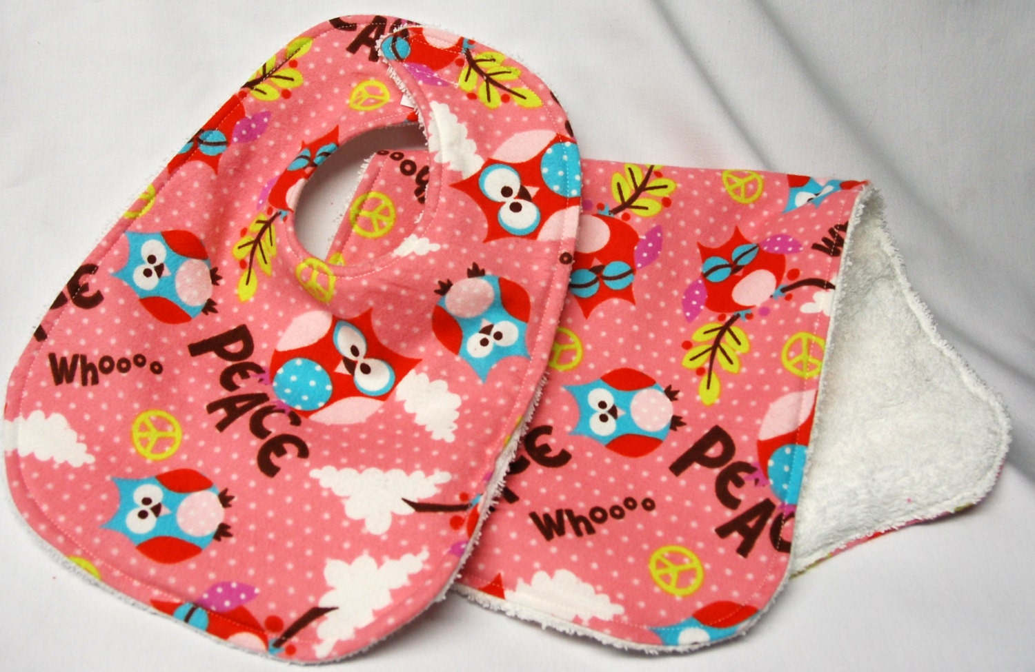 Baby Girl Bib and Burp Cloth , New Mom Gift, Baby Shower Gift, Welcome Baby Gift:  Owls and Peace Signs on Pink