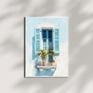 Könnte beinhalten: Ein Gemälde eines Balkons mit geöffneten, hellblauen Fensterläden. Der Balkon hat ein kleines Geländer und Topfpflanzen. Die Wand und die Fensterläden sind in Blau- und Weißtönen gemalt und schaffen eine ruhige, künstlerische Szene. Das Kunstwerk erinnert an das Mittelmeer.