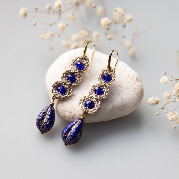 Boucles d'oreille au crochet doré et bleu cobalt