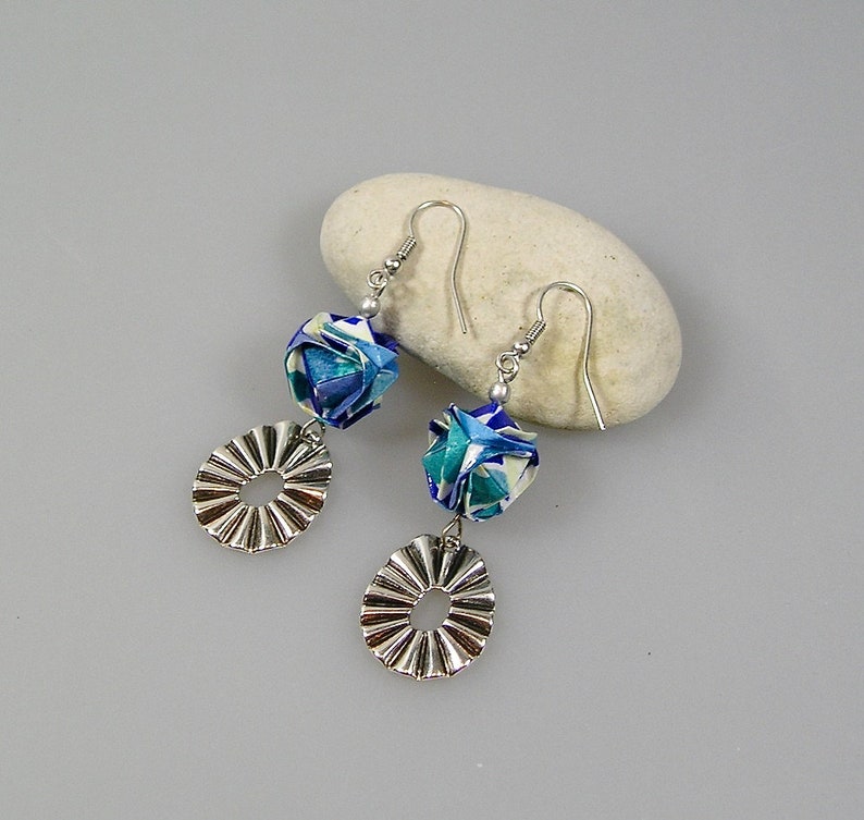 Boucles d'oreilles origami en papier japonais bleu, Boule image 1