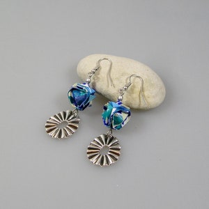 Boucles d'oreilles origami en papier japonais bleu, Boule image 3