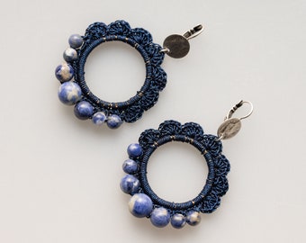 Boucles d'oreille Alisha bleu, au crochet et pierres gemmes sodalite du brésil