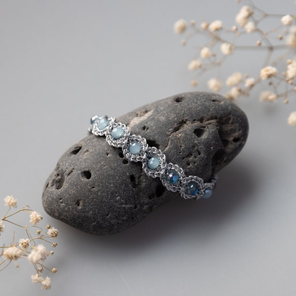 Bracelet au crochet et perles de verre bleu clair et argenté