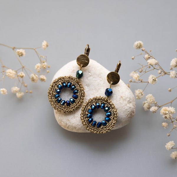 Boucles d'oreille rondes au crochet et perles bleu métal