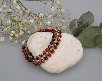 Bracelet au crochet et perles en verre rouge et violet