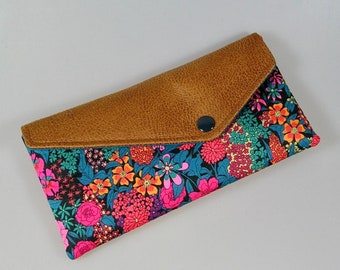 Pochette enveloppe, étui à lunettes en tissus coton Liberty bleu et rose, simili cuir