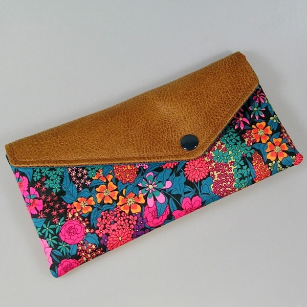 Pochette enveloppe, étui à lunettes en tissus coton Liberty bleu et rose, simili cuir