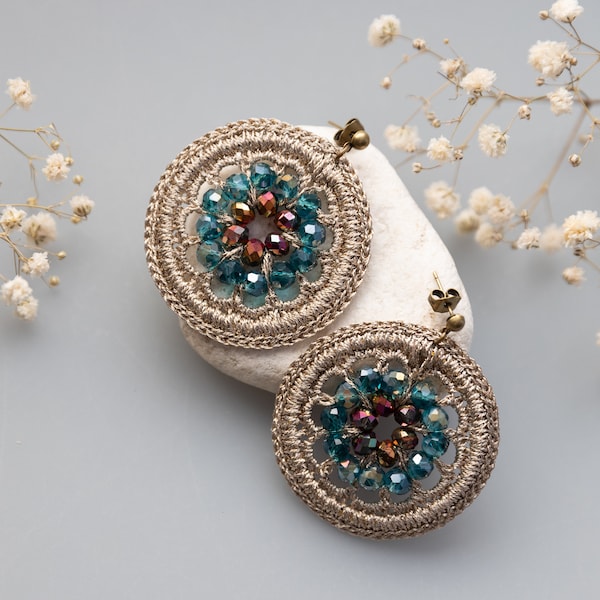 Boucles d'oreille rondes au crochet et perles bleu vert et bronze