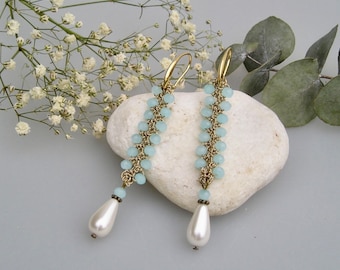 Boucles d'oreilles pendantes au crochet et perles en verre bleu clair