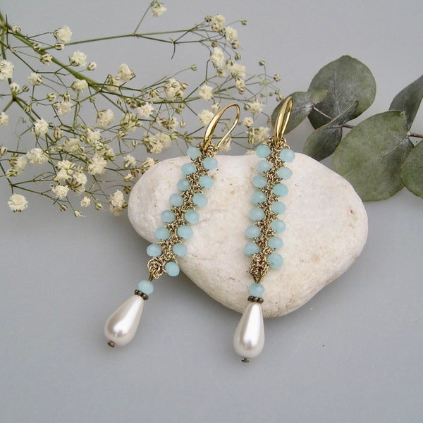 Boucles d'oreilles pendantes au crochet et perles en verre bleu clair