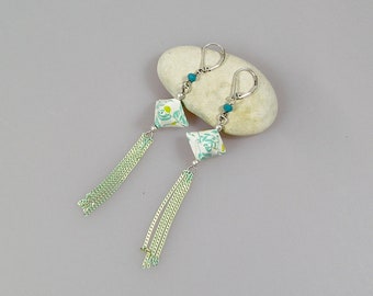 Boucles d'oreilles origami en papier japonais blanc avec motifs bleu vert, Maeva