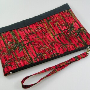 Pochette, trousse en coton fond rouge et vert foncé, motifs bambous, suédine noire, dragonne poignet image 2