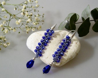 Boucles d'oreilles pendantes au crochet et perles en verre bleues