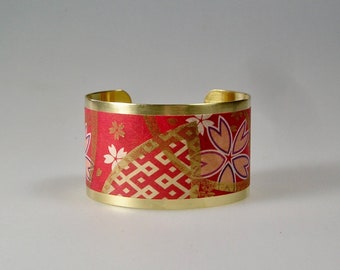 Bracelet manchette en laiton brut et papier japonais rouge sakura