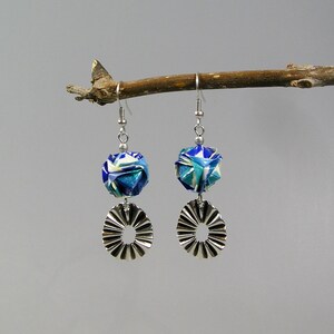 Boucles d'oreilles origami en papier japonais bleu, Boule image 4