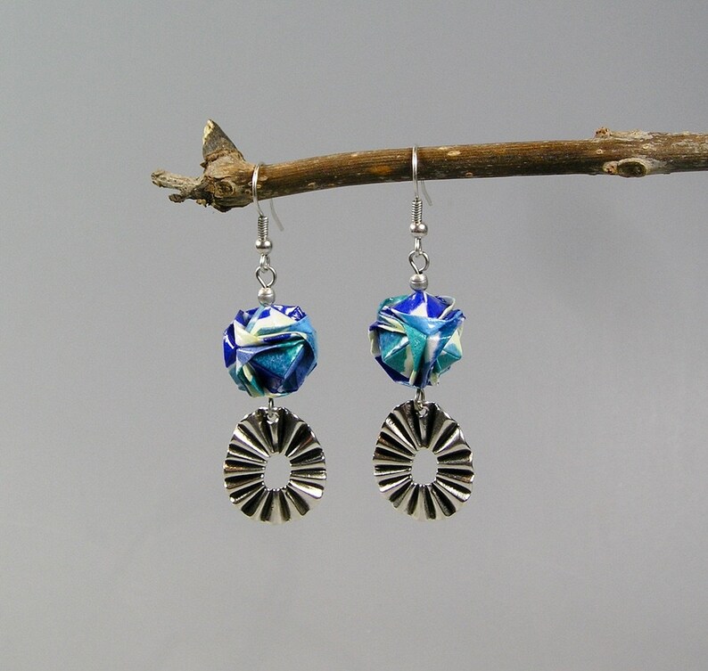 Boucles d'oreilles origami en papier japonais bleu, Boule image 4