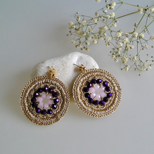 Boucles d'oreille rondes au crochet et perles violet et rose