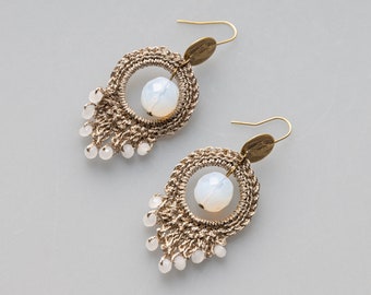 Boucles d'oreilles au crochet fil doré et perles blanches opales