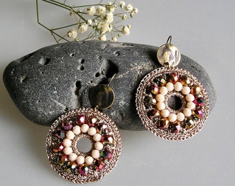 Round crochet earrings and multicolored metallic and beige beads