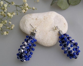 Boucles d'oreilles au crochet et perles en verre bleues et argent