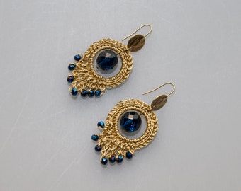 Boucles d'oreilles au crochet fil doré et perles bleues