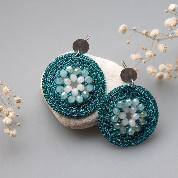 Boucles d'oreille rondes au crochet et perles turquoise