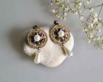 Round crochet earrings and metallic multicolored beads