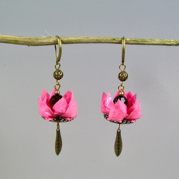 Boucles d'oreilles origami en papier japonais rose et laiton, Lotus