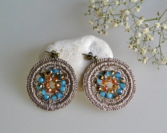 Boucles d'oreille rondes au crochet et perles bleu et or