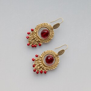 Boucles d'oreilles au crochet fil doré et perles rouge image 1