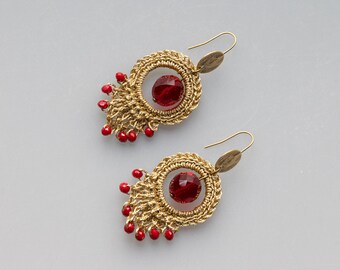 Boucles d'oreilles au crochet fil doré et perles rouge