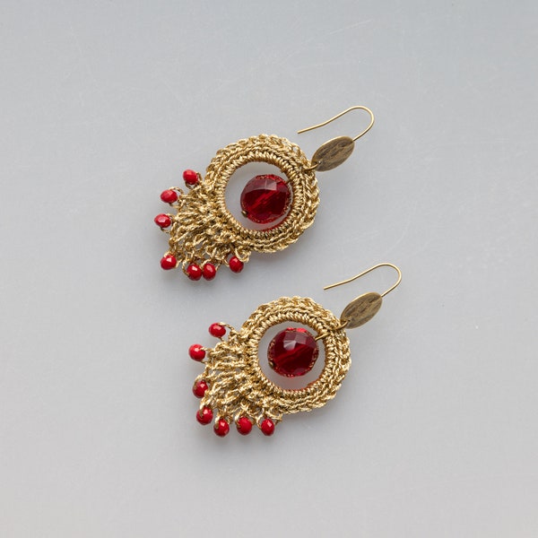 Boucles d'oreilles au crochet fil doré et perles rouge