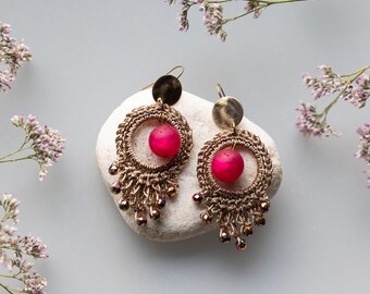 Boucles d'oreilles au crochet fil doré rose et perle fushia