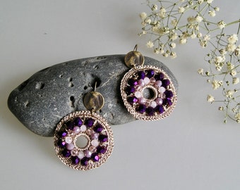 Boucles d'oreille rondes au crochet et perles violette et rose