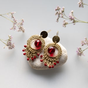 Boucles d'oreilles au crochet fil doré et perles rouge image 3