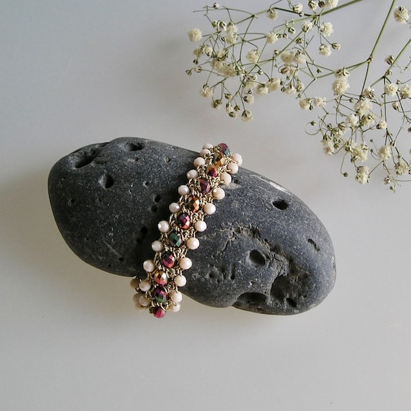 Bracelet au crochet et perles en verre multicolores et beige