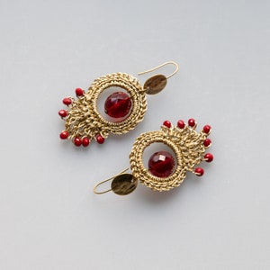 Boucles d'oreilles au crochet fil doré et perles rouge image 4