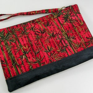 Pochette, trousse en coton fond rouge et vert foncé, motifs bambous, suédine noire, dragonne poignet image 1