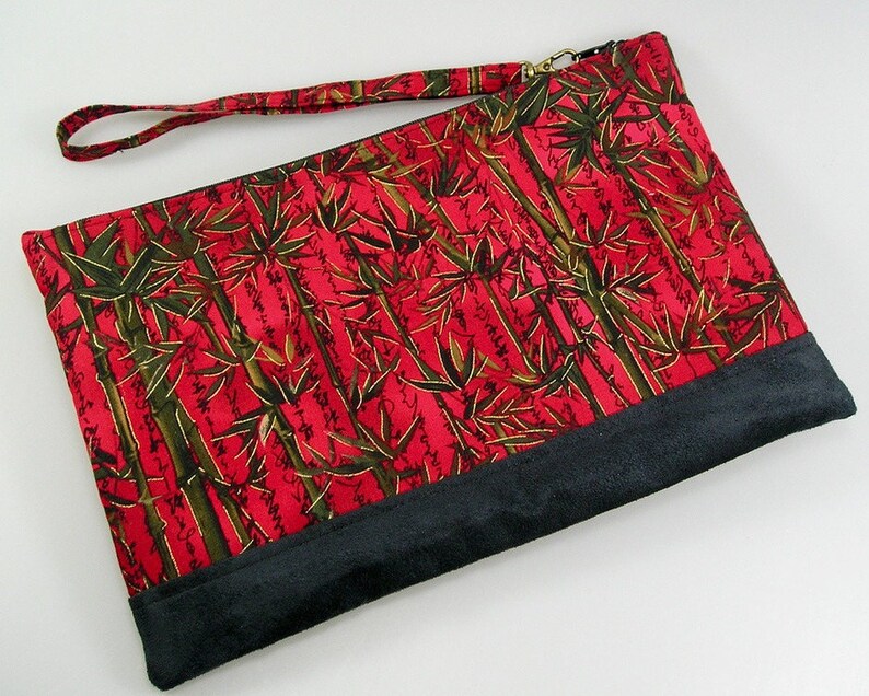 Pochette, trousse en coton fond rouge et vert foncé, motifs bambous, suédine noire, dragonne poignet image 1