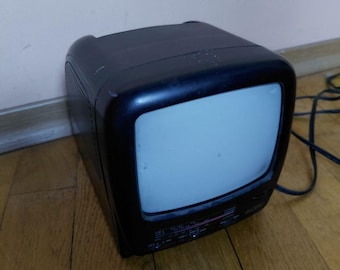 Televisor CRT portátil Elta 2207N mini en blanco y negro, estilo retro, ideal para videojuegos.