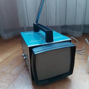 Televisor portátil Elektronika VL-100. Mini-televisor soviético en blanco y negro. Modelo antiguo de la URSS.
