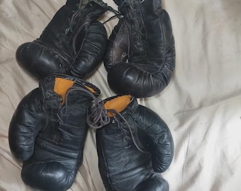 Twee paar Sovjet-bokshandschoenen. Leren handschoenen. Origineel boksen. Vintage USSR.