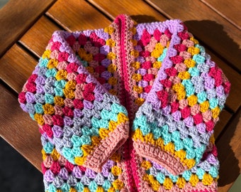 Cardigan arc-en-ciel fait main pour enfant au crochet