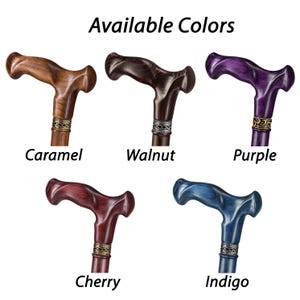 K&ouml;nnte beinhalten: Abbildung von f&uuml;nf Holzgehst&ouml;cken in verschiedenen Farben: Karamell, Walnuss, Lila, Kirsche und Indigo. Jeder Stock hat einen gebogenen Griff und ein dekoratives Metallband. Der Text "Available Colors" steht oben.